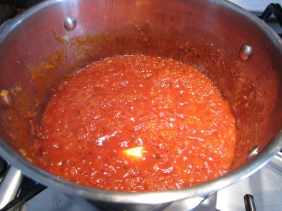 Making easy tomato sauce