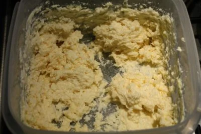 Mix the butter and the horseradish sauce