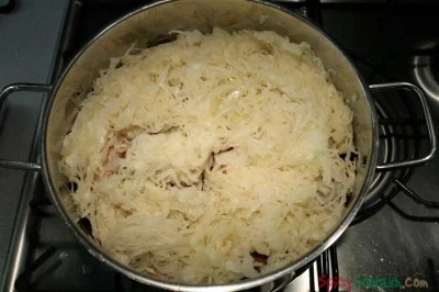 Finish with the remaining sauerkraut