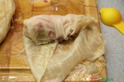 Roll up the cabbage around the filling