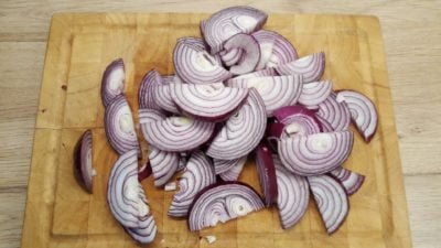 Caramelized red onions recipe 1 - sliced red onions