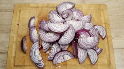 Caramelized red onions recipe 1 - sliced red onions
