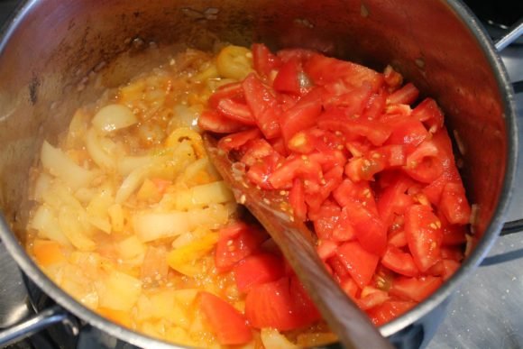 Lecso recipe 10 - Adding tomatoes