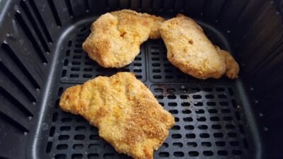 Making pork schnitzel in air fryer 3